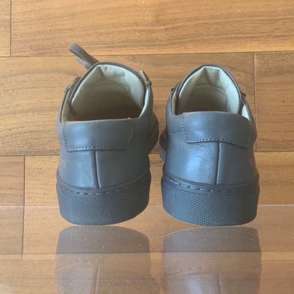 Women’s Common Projects Achilles Low Top Sneaker in dark grey (5472) - Picture 3 of 4